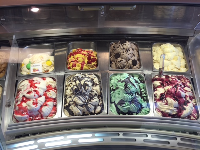 Vitrine avec plusieurs bacs de glace